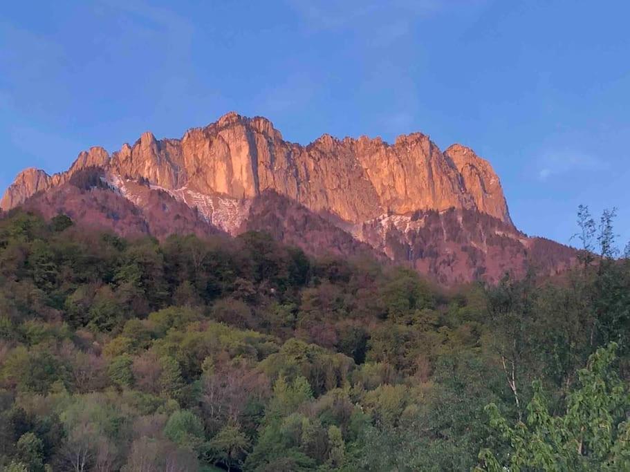 Maison De Vacances 220M2 Vue Lac Et Chateau منتون - سانت - برنارد المظهر الخارجي الصورة